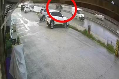 Sürücüsü markete gitti, el freni çekilmeyen otomobil ana yola çıktı