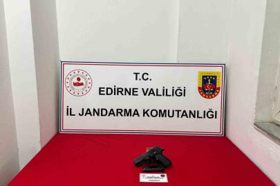 Tabancayla ateş ederken arkadaşını yaraladı