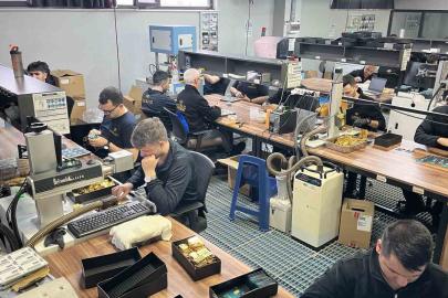 Talebe yetişmek için gece gündüz böyle altın üretiyorlar