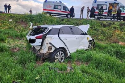 Tarlaya uçarak hurdaya dönen otomobildeki 2 kişi yaralandı
