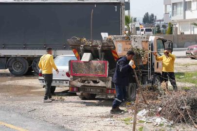 Tarsus’ta bayram öncesinden başlatılan temizlik ve ilaçlama çalışmaları sürüyor