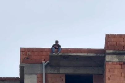 Tartıştığı eşi telefonlara bakmıyor diye çatıya çıktı