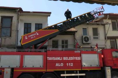 Tavşanlı’da çatı yangını paniğe neden oldu, hatalı parklar itfaiyeye zor anlar yaşattı