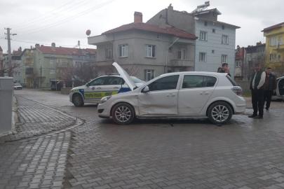 Tavşanlı’da iki otomobil çarpıştı 1 bebek 3 kişi yaralandı