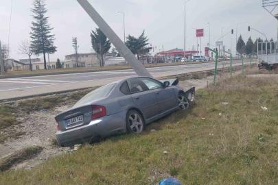 Tavşanlı’da otomobil elektrik direğine çarptı: 1 yaralı
