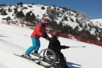 Tekerlekli sandalyeyle kayak yaparak hayalini gerçekleştirdi