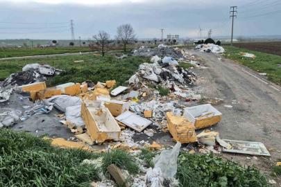 Tekirdağ’da kamyon kamyon atık döküldü