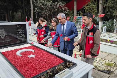 Tekirdağ’da şehit mezarlarına karanfil bırakıldı