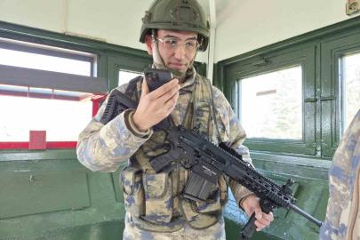 Telefondan annesiyle bayramlaşan Mehmetçik’in duygu dolu anları