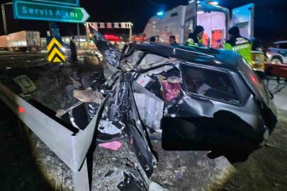 TEM’de bariyere çarpan otomobil parçalandı: 2 ağır yaralı