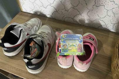 Teravih sonrası ayakkabılardan çıkan hediyeler çocukları sevindirdi