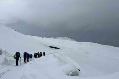 Tipi ve kar yağışı zirve tırmanışına izin vermedi