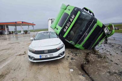 Tır otomobilin üstüne devrildi