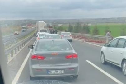 Tırda yüklü olan profil demirler yola savruldu, arkadaki araç zarar gördü