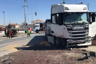 Tırın çarptığı traktör ikiye bölündü, sürücüsü yaralı kurtuldu