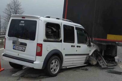 Tırın dorsesine çarpan hafif ticari araç hurdaya döndü: 2 yaralı