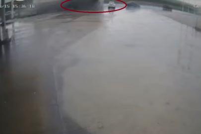 Tırın otomobilin üstüne devrildiği anlar kamerada