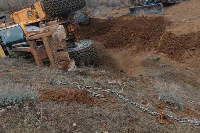 Tokat’ta uçuruma yuvarlanan traktörü kurtarmaya giden kepçe de devrildi