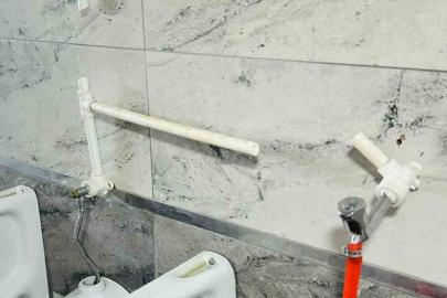 Tomarza’da tuvaletlere zarar verdiler