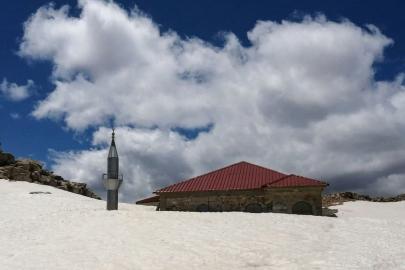 Toroslar’ın zirvesinde 741 yıllık cami kar altında kaldı