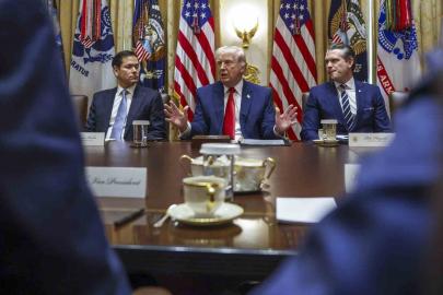 Trump: "İran, benimle anlaşma yapmak için yalvarıyor"