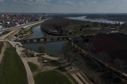 Tunca Nehri kıyısında toprak kayması: 50 metrelik alanda çatlaklar oluştu