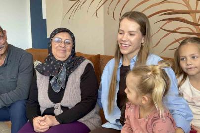 Türk eşinin babaannesine abdest aldırıp seccadesini serdi, 11 milyon izlenip gönüllerin gelini oldu