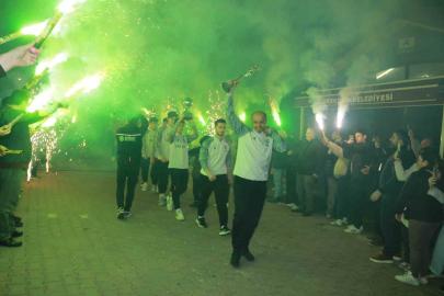 Türkiye şampiyonu olan öğrencilere coşkulu karşılama