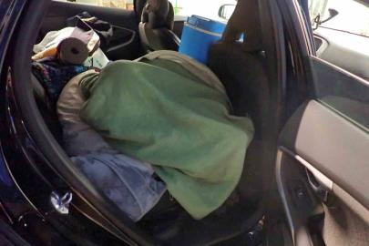 Türkiye’den çıkan araçlara gizlenen kaçaklar yakalandı