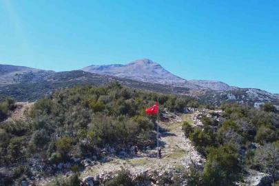 Türkiye’nin en güneyindeki mahallede 7 tepede, 7 bayrak göndere çekildi
