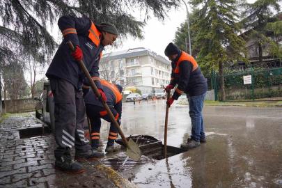 Tuzla Belediyesi yağışa karşı sahada: 100 personel ve 40 araçla kesintisiz müdahale