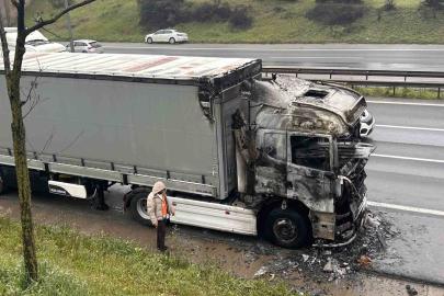 Tuzla’da seyir halindeki tır alevlere teslim oldu