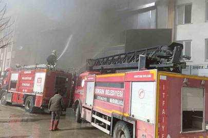 Üç katlı iş yerinde çıkan yangın paniğe neden oldu