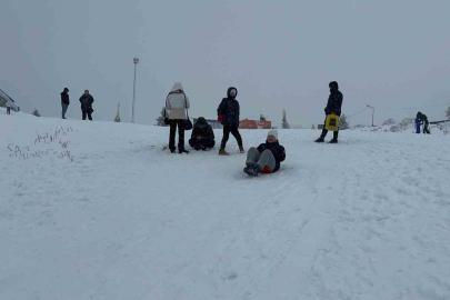 Uludağ’da etkili olan kar yağışıyla günübirlikçiler zirveye akın etti