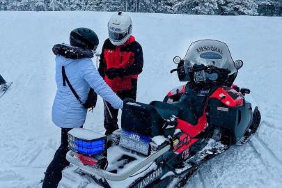 Uludağ’da jandarmadan kayakçılara yardım eli