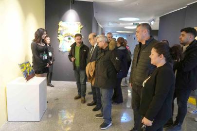 Üniversite öğrencileri atıkları sanata dönüştürdü