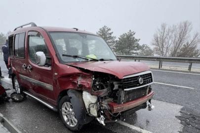 Uşak’ta hafif ticari aracın bariyere çarpması sonucu 6 kişi yaralandı