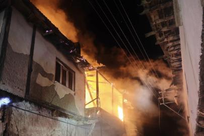 Uşak’ta iki katlı evde çıkan yangın söndürüldü