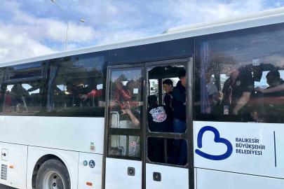 Uşak’ta  Nev Sağlık Grubu Balıkesirspor’un taraftar otobüsüne taşlı saldırı