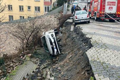 Üsküdar’da yol çöktü: Otomobil çukura düştü