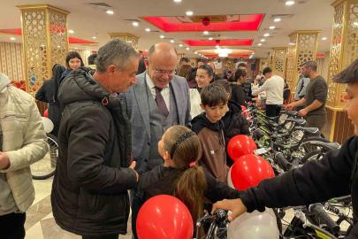 Uzunköprü’de 30 yetim ve öksüz çocuğa bisiklet sürprizi