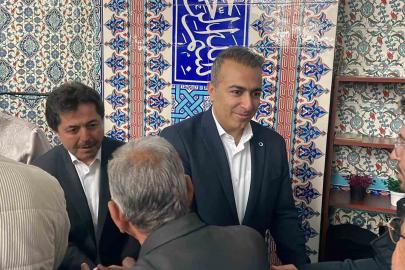 Vali Çiçek ve protokol üyeleri namaz sonrası vatandaşlarla bayramlaştı