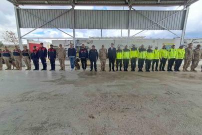 Vali Kalaylı uygulama noktasında güvenlik güçleri ve vatandaşlarla bayramlaştı