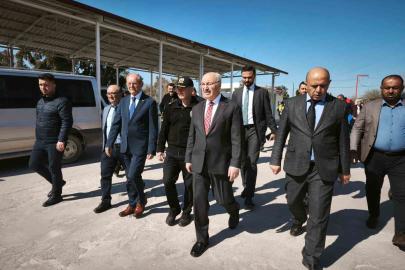 Vali Köşger açıklama yaptığı sırada artçı depreme yakalandı