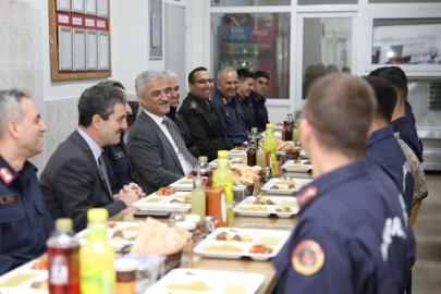Vali Makas Mehmetçikle iftar yaptı