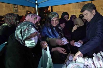 Vali Önder Bakan, cami bahçesinde ve kütüphanede vatandaşlara simit ile ayran dağıttı