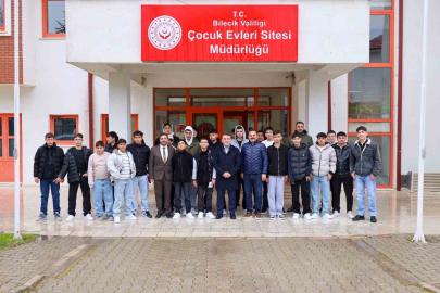 Vali Sözer bayramda çocuklar ve öğrencilerle buluştu