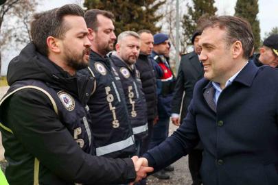 Vali Sözer denetim noktasında güvenlik güçleriyle bayramlaştı