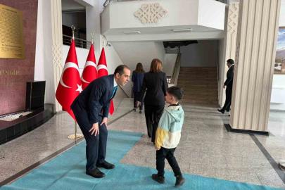 Vali Taşolar bayram geleneğini sürdürdü, çocuklara harçlık verdi