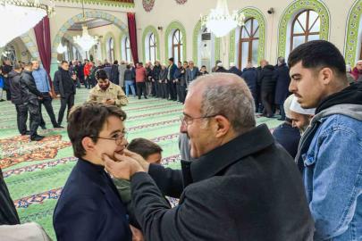 Vali Toraman, namaz sonrası vatandaşlarla bayramlaştı